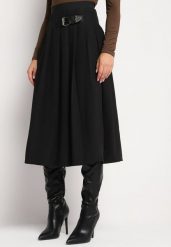 Czarna Rozkloszowana Spódnica Preppy Plisowana Ozdobiona Paskiem z Klamrą Setira. Czarne spódniczki damskie Born2be, m, bez wzorów, biznesowe, midi, proste. Za 179.99 zł.