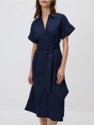 Koszulowa sukienka z paskiem - granatowy. Niebieskie sukienki damskie Reserved, l, bez wzorów, z bawełny, bez kołnierzyka, bez ramiączek, midi, koszulowe. W wyprzedaży za 49.99 zł.