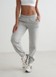 Damskie spodnie dresowe miękkie, drapane Varsity Classic szary melanż. Szare spodnie sportowe damskie Aim'n, m, z bawełny, na fitness i siłownię. Za 339.00 zł.