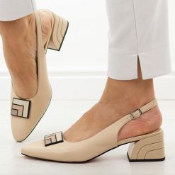 Beżowe skórzane sandały damskie DiA 3129. Brązowe sandały damskie DiA, z aplikacjami, ze skóry, bez obcasa, na obcasie. W wyprzedaży za 289.52 zł.