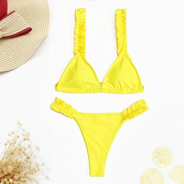 Bikini trójkątne z falbanką na plażę Mikyung. Czerwone bikini damskie Intica, bez wzorów. Za 129.00 zł.
