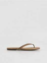 Zamszowe klapki - beżowy. Brązowe klapki damskie Reserved, bez wzorów, z zamszu, bez obcasa. Za 99.99 zł.