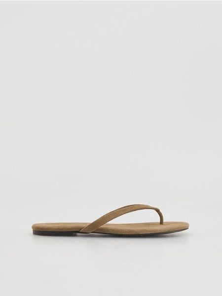 Zamszowe klapki - beżowy. Brązowe klapki damskie Reserved, bez wzorów, z zamszu, bez obcasa. Za 99.99 zł.