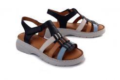 Artiker Relaks 58C2007 Granatowy, sandały damskie. Niebieskie sandały damskie Artiker Relaks, bez wzorów, ze skóry, bez obcasa, na koturnie. Za 229.90 zł.