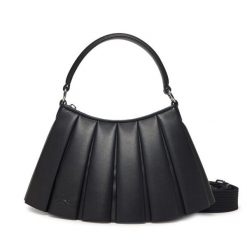 Torebka Lacoste. Czarne torebki klasyczne damskie Lacoste, bez wzorów, bez dodatków. Za 909.99 zł.