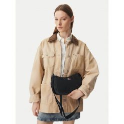 Torebka Tommy Jeans. Czarne torebki klasyczne damskie Tommy Jeans, bez wzorów, z jeansu, bez dodatków. Za 249.99 zł.