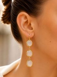 L'Atelier de Gaia Pozłacane kolczyki z tygrysim okiem rozmiar: onesize. Białe kolczyki damskie L'Atelier de Gaia, pozłacane, z zapięciem typu bigiel. Za 49.95 zł.