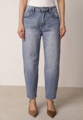 Niebieskie Klasyczne Jeansy Mom Fit z Wysokim Stanem z Bawełny Charvielle. Niebieskie jeansy damskie Born2be, z podwyższonym stanem, plus size. Za 109.99 zł.