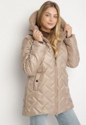 Ciemnobeżowa Pikowana Kurtka z Kapturem i Futrzaną Wyściółką Navea. Brązowe kurtki damskie Born2be, plus size, bez wzorów, z dzianiny, z kapturem. Za 179.99 zł.