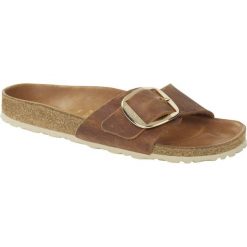 Klapki damskie Birkenstock Madrid Big Buckle Cognac Natural Leather. Brązowe klapki damskie Birkenstock, bez wzorów, z materiału, bez obcasa. Za 590.00 zł.