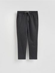 Spodnie carrot z wiązaniem - czarny. Czarne spodnie materiałowe męskie Reserved, bez wzorów, z tkaniny. Za 149.99 zł.