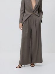 Spodnie z wiskozą - beżowy. Brązowe spodnie materiałowe damskie Reserved, bez wzorów, z tkaniny. Za 139.99 zł.