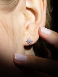 ATELIER DU DIAMANT Złote kolczyki-wkrętki "Star" z diamentami rozmiar: onesize. Szare kolczyki damskie ATELIER DU DIAMANT, z diamentem, złote. Za 1,209.99 zł.