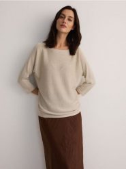 Sweter z metalizowaną nitką - złoty. Żółte swetry klasyczne damskie Reserved, l, z wiskozy, bez kołnierzyka. W wyprzedaży za 69.99 zł.