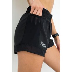 Spodenki do biegania damskie Racing black 2skin. Czarne szorty damskie 2SkIN, bez wzorów, sportowe. W wyprzedaży za 119.00 zł.