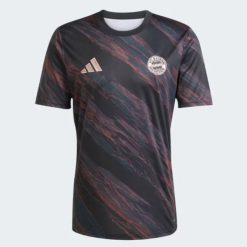 Koszulka piłkarska ADIDAS Bayern Monachium sezon 25/26 na rozgrzewkę. Bluzki damskie Adidas, s, bez wzorów, sportowe, bez kołnierzyka, bez ramiączek. Za 219.99 zł.