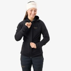 Kurtka Narciarska Narciarstwo biegowe Kobieta Nordic Wiatroszczelny. Czarne kurtki narciarskie i snowboardowe damskie SWEDEMOUNT, m, bez wzorów, z materiału, z kapturem, na fitness i siłownię. Za 279.99 zł.
