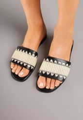 Czarne Klapki z Tłoczeniem w Stylu Boho Tatorelea. Czarne klapki damskie Born2be, z aplikacjami, bez obcasa, na płaskiej podeszwie. W wyprzedaży za 43.99 zł.