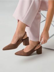 Czółenka na obcasie z odkrytą piętą i wkładką z domieszką skóry - brązowy. Brązowe czółenka damskie Sinsay, bez wzorów, ze skóry, bez obcasa, na obcasie. Za 69.99 zł.