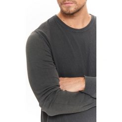 SWETER MĘSKI ZE STRUKTURALNEJ DZIANINY. Szare swetry męskie TOP SECRET, na jesień, m, bez wzorów, z dzianiny, bez kołnierzyka. W wyprzedaży za 39.99 zł.