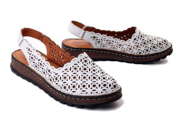 ARTIKER RELAKS 52C0445 white, sandały damskie. Białe sandały damskie Artiker Relaks, w ażurowe wzory, ze skóry, bez obcasa, na koturnie. Za 239.90 zł.