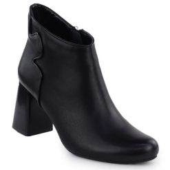 Skórzane eleganckie botki na słupku czarne Jezzi OLI21-2. Czarne botki damskie Jezzi, ze skóry, eleganckie, bez obcasa, na słupku, bez zapięcia. Za 239.99 zł.