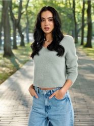 Sweter - zielony. Zielone swetry klasyczne damskie Sinsay, l, z materiału, bez kołnierzyka. Za 69.99 zł.