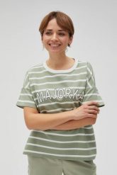 Bluza w paski z napisem oliwkowa. Zielone bluzy bez kaptura damskie MOODO, l, z bawełny. W wyprzedaży za 49.99 zł.