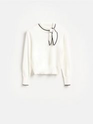 Sweter z dodatkiem wiskozy - złamana biel. Swetry klasyczne damskie Reserved, l, z dzianiny, bez kołnierzyka. Za 119.99 zł.