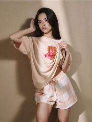 Dwuczęściowa piżama z pieskiem w zimowym szaliku - kremowy. Białe piżamy damskie Sinsay, l, bez wzorów, bez ramiączek. Za 49.99 zł.