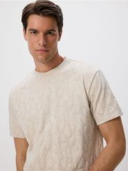 T-shirt comfort z nadrukiem - kremowy. Białe t-shirty męskie Reserved, l, bez wzorów, z bawełny, bez kołnierzyka. W wyprzedaży za 55.99 zł.