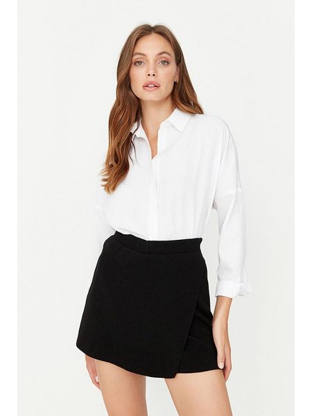 Trendyol Spódnico-spodenki w kolorze czarnym rozmiar: S. Czarne spódniczki damskie Trendyol, s, bez wzorów, z podwyższonym stanem, mini, proste. Za 65.38 zł.