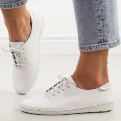 Białe skórzane półbuty damskie Dia 645. Białe półbuty damskie DiA, bez wzorów, z jeansu, eleganckie, z okrągłym noskiem, bez obcasa. Za 229.00 zł.