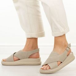 Beżowe skórzane sandały damskie T.Sokolski 493. Brązowe sandały damskie Sokolski, bez wzorów, z jeansu, bez obcasa, na platformie. Za 229.00 zł.