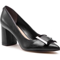 Półbuty GUESS - FL5DEN LEA08 BLACK. Czarne półbuty damskie Guess, z aplikacjami, ze skóry ekologicznej, eleganckie, bez obcasa, na obcasie. W wyprzedaży za 369.00 zł.