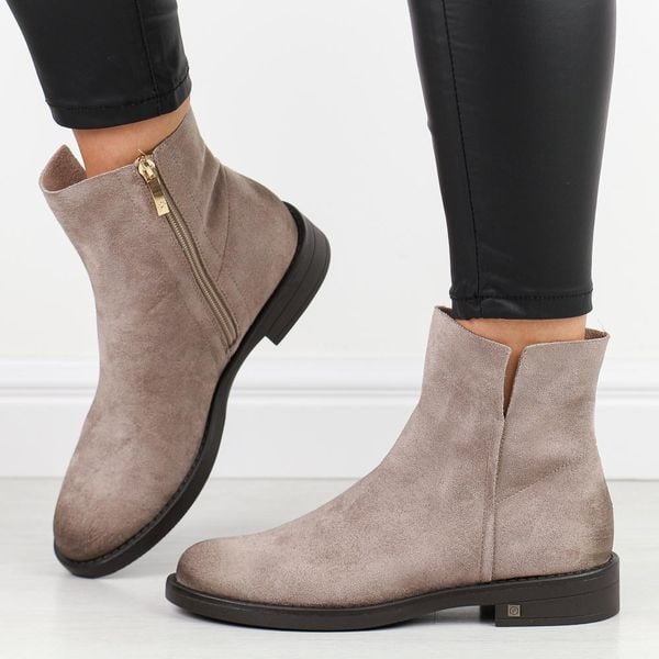 Khaki zamszowe płaskie botki damskie Potocki 12515. Brązowe botki damskie POTOCKI, na jesień, z zamszu, eleganckie, z okrągłym noskiem, bez obcasa, na płaskiej podeszwie, bez zapięcia. W wyprzedaży za 135.85 zł.