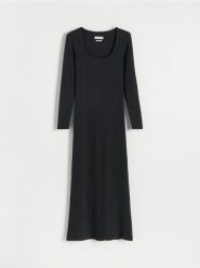 Dzianinowa sukienka - ciemnoszary. Szare sukienki damskie Reserved, na co dzień, l, bez wzorów, z dzianiny, bez kołnierzyka, bez ramiączek, proste. W wyprzedaży za 49.99 zł.