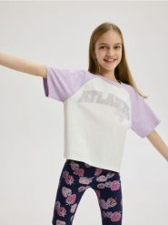 Krótki t-shirt z nadrukiem - lawendowy. Fioletowe koszulki dziewczęce Reserved, bez wzorów, z bawełny, bez ramiączek. Za 25.99 zł.