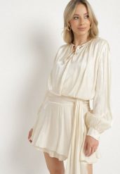 Beżowa Wiskozowa Sukienka Ozdobiona Wiązaniem i Falbanką Rallio. Brązowe sukienki damskie Born2be, na co dzień, l, z aplikacjami, z jeansu, eleganckie, bez kołnierzyka, bez ramiączek, mini, proste. W wyprzedaży za 151.99 zł.