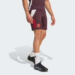 Szorty FC Bayern Tiro 24 Training. Czerwone szorty męskie Adidas, z materiału, bez kołnierzyka. W wyprzedaży za 135.50 zł.
