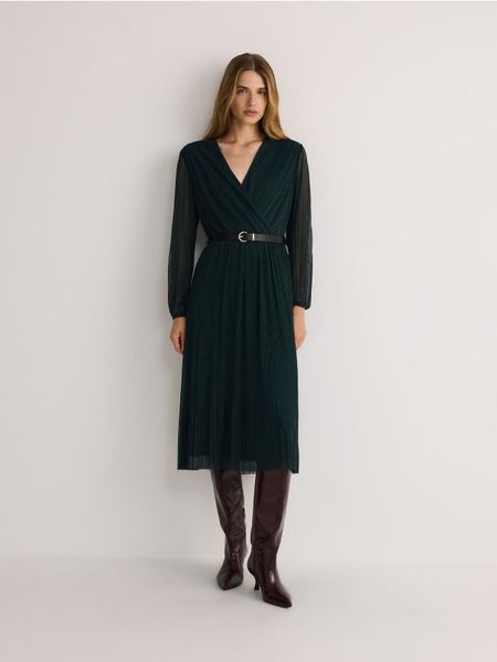 Plisowana sukienka z paskiem - morski. Zielone sukienki damskie Reserved, l, bez wzorów, z tkaniny, bez kołnierzyka, bez ramiączek, midi, rozkloszowane. W wyprzedaży za 109.99 zł.