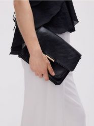 Torebka na ramię - czarny. Czarne torebki klasyczne damskie Reserved, bez wzorów, ze skóry, bez dodatków. Za 129.99 zł.