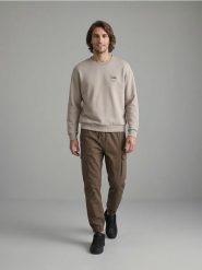 Spodnie cargo jogger - brązowy. Brązowe spodnie materiałowe męskie Sinsay, bez wzorów. Za 59.99 zł.
