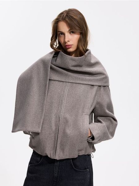 Kurtka z odpinanym szalem - brązowy. Brązowe kurtki damskie Reserved, l, bez wzorów, z tkaniny, bez kaptura. Za 229.99 zł.