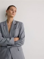 Marynarka oversize z dodatkiem wiskozy - jasnoszary. Szare marynarki i żakiety damskie Reserved, l, bez wzorów, z tkaniny. W wyprzedaży za 179.99 zł.