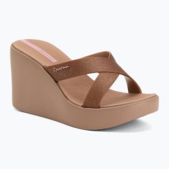Klapki damskie Ipanema High Fashion II Slide. Brązowe klapki damskie Ipanema, bez wzorów, z materiału, bez obcasa. Za 179.99 zł.