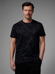 4F T-shirt regular z nadrukiem męski 4F x Robert Lewandowski - czarny S. Czarne t-shirty męskie 4f, l, bez wzorów, z bawełny, bez kołnierzyka. Za 79.99 zł.