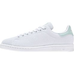 Białe Buty adidas Originals Stan Smith W CQ2822. Białe buty sportowe na co dzień damskie Adidas, bez wzorów, z dzianiny. W wyprzedaży za 379.00 zł.
