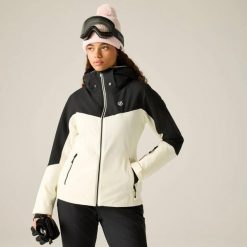 Damska kurtka narciarska Flurry III. Białe kurtki narciarskie i snowboardowe damskie Dare 2b, l, bez wzorów, z materiału, z kapturem, narciarskie. Za 494.50 zł.