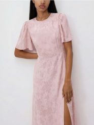 Sukienka z wiskozy - pastelowy róż. Czerwone sukienki damskie Reserved, l, bez wzorów, z tkaniny, klasyczne, bez kołnierzyka, bez ramiączek. Za 159.99 zł.